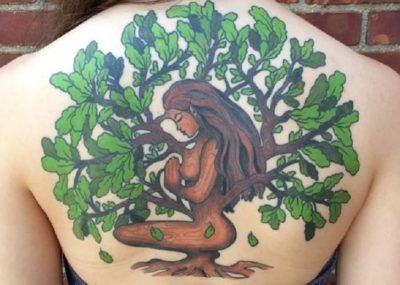 татуировка дуб на спине