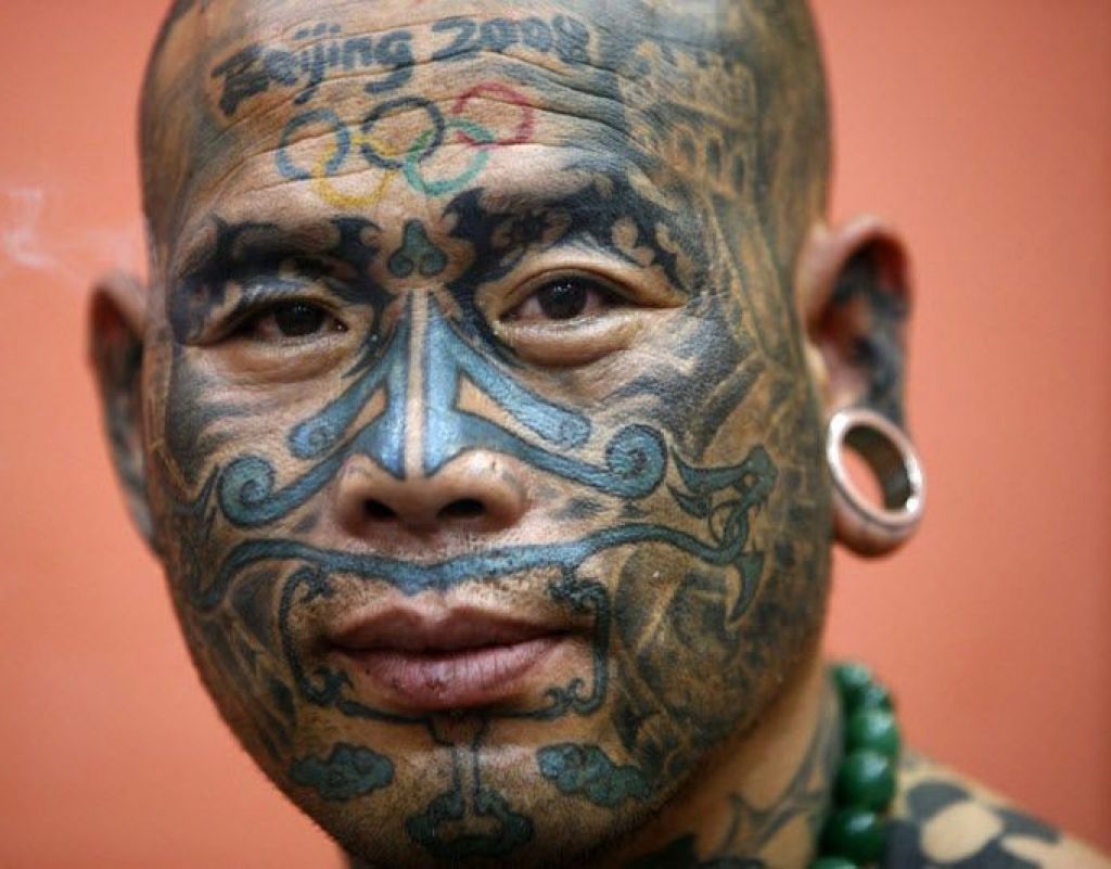 Татуировки на лице странные