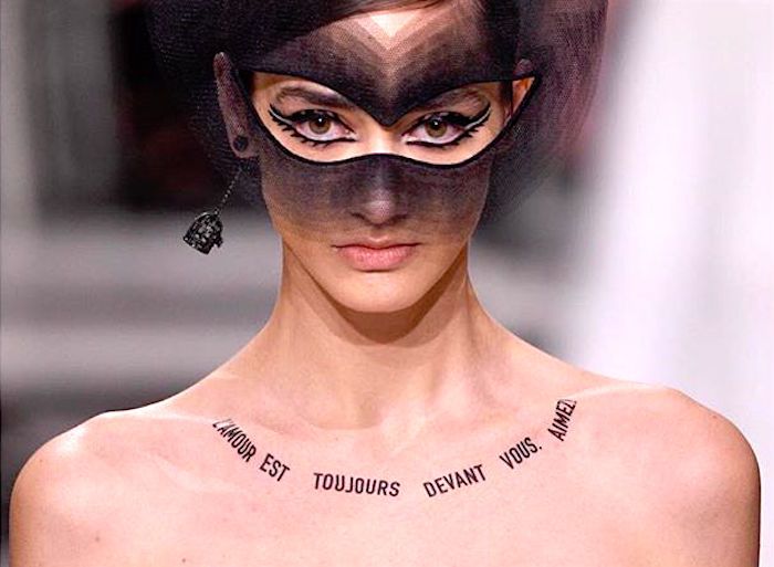 Dior использовал временные татуировки для модного показа