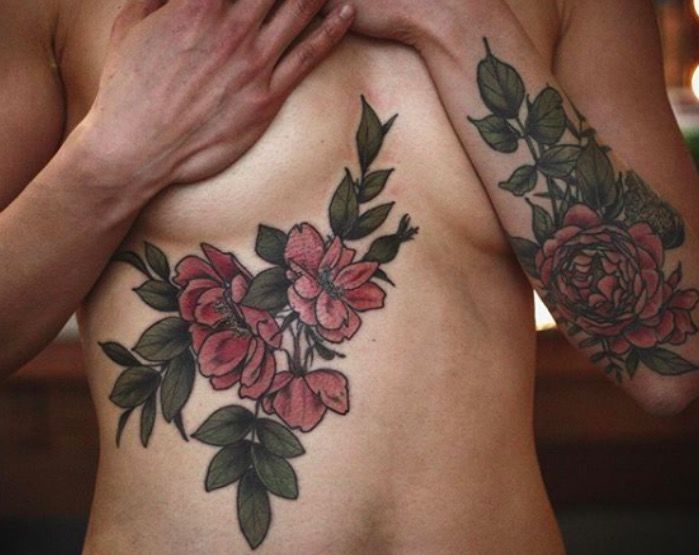 татуировка на груди и руке цветы розы