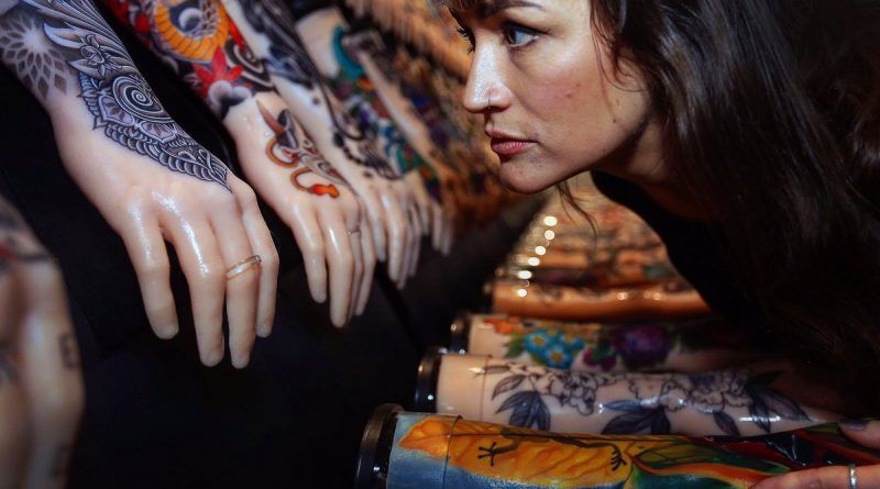 арт проект одной сотни татуированных рук