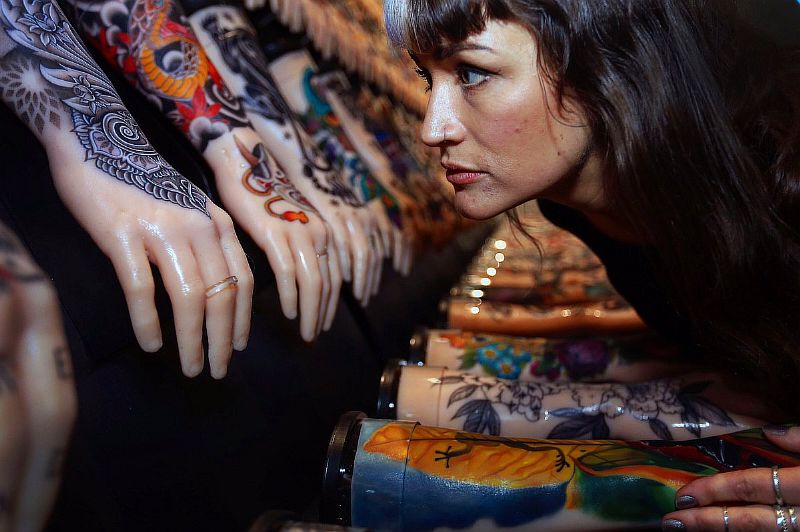 Проведён арт-проект одной сотни татуированных рук