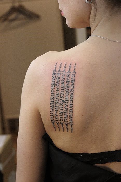 Татуировки Анджелины Джоли на спине