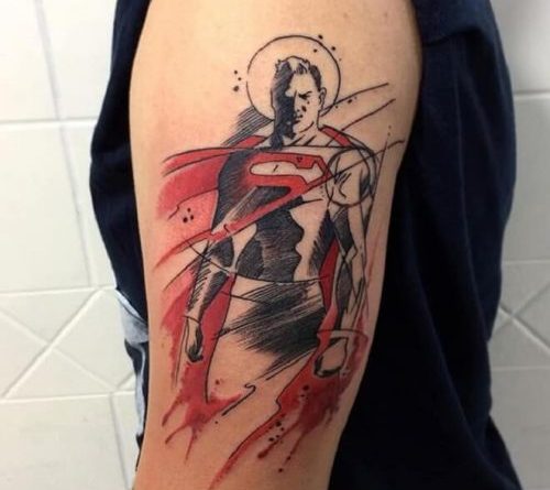 Тату Супермен на плече