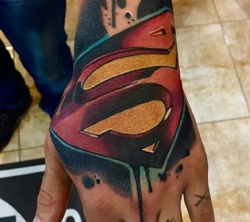 Тату Супермен на кистях руки