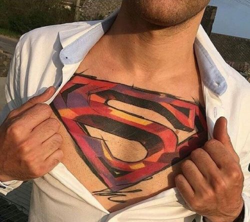 Тату Супермен на груди
