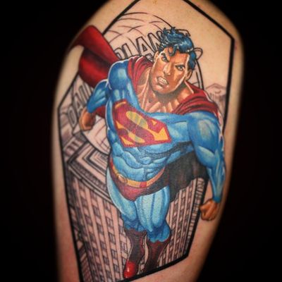 Тату Супермен на плече