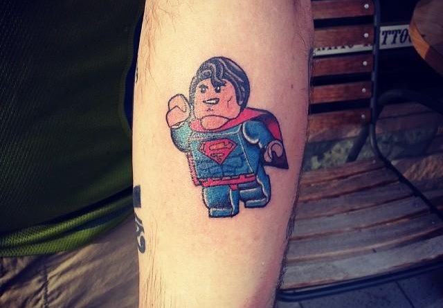 Тату Лего-Супермен на руке